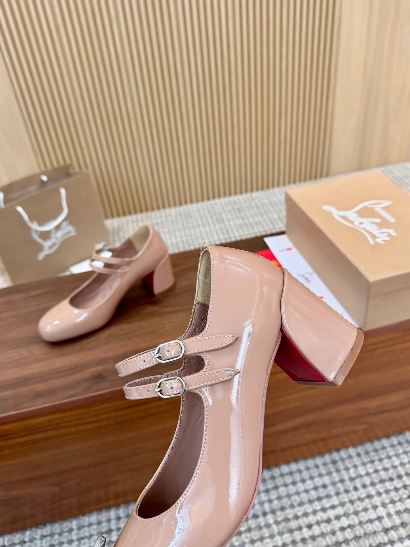 👟👟Ex-factory price 480👟👟 Genuine leather sole +40 Year-round shipment💝Christian Louboutin CL👠 "Patent Leather Series" Noble and luxurious, real blingbling✨ Real materials, all customized by the pattern maker, and the materials are made of original customized materials to achieve the taste of the original 6 color options💍Upper: Imported👉cow patent leather💪 Lining: Sheepskin foot pad/lining Size: 34-40.41.42 Heel height: 6.5cm